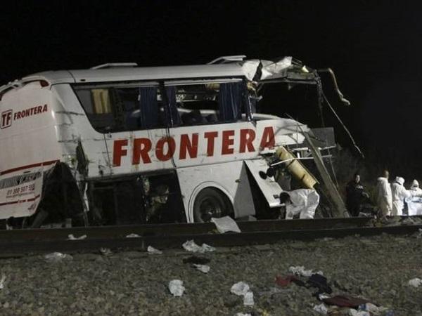 v2 Transporte Frontera bus crash mexico train
