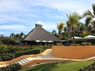 La-mano-de-Bill-Gates-en-Four-Seasons-Punta-Mita-400x300