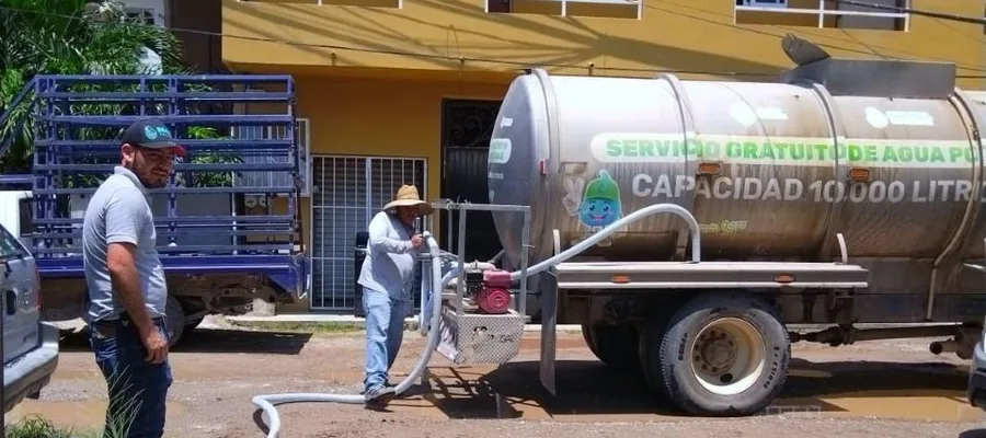 SEAPAL water tanker delivering drinking water during the Puerto Vallarta supply contingency