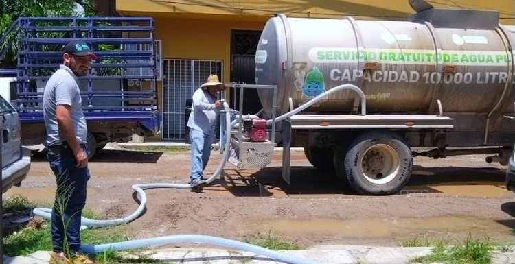 SEAPAL water tanker delivering drinking water during the Puerto Vallarta supply contingency