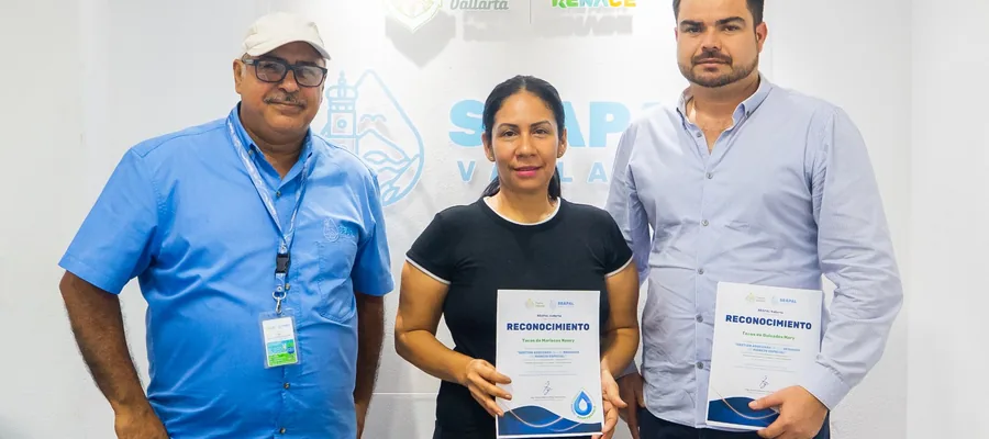 SEAPAL staff presents grease and waste-handling guidance to market vendors.