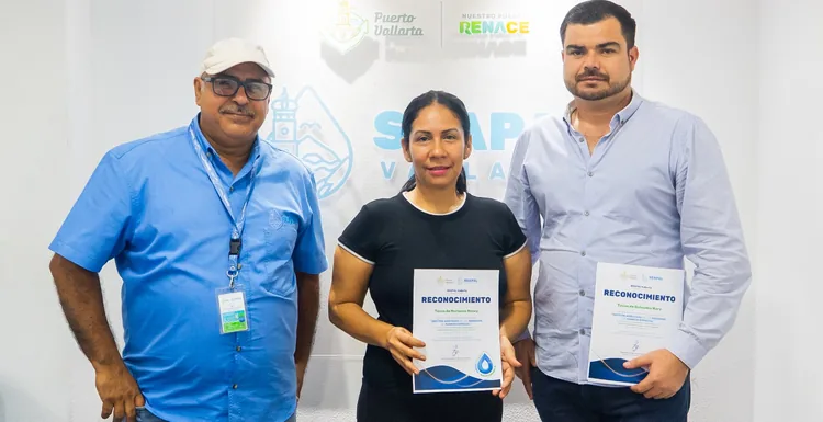 SEAPAL staff presents grease and waste-handling guidance to market vendors.