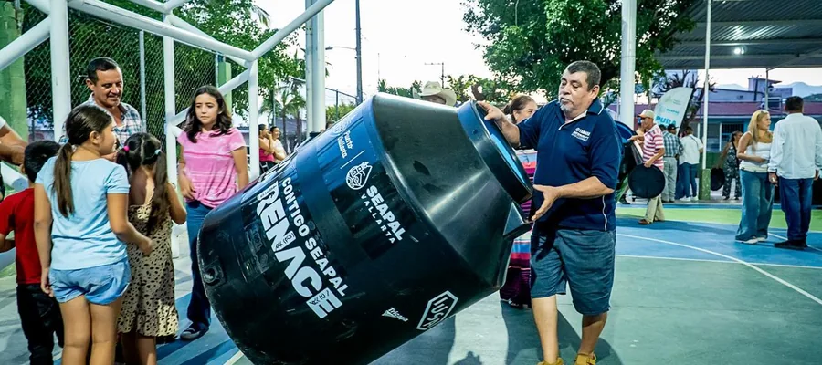 Munguía Leads Free Water Tank Distribution in Las Palmas