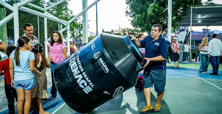 Munguía Leads Free Water Tank Distribution in Las Palmas