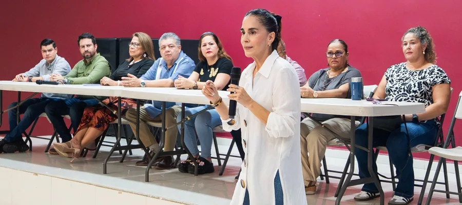 SEAPAL director Carlos Ruiz meets with residents of the Versalles neighborhood in Puerto Vallarta.