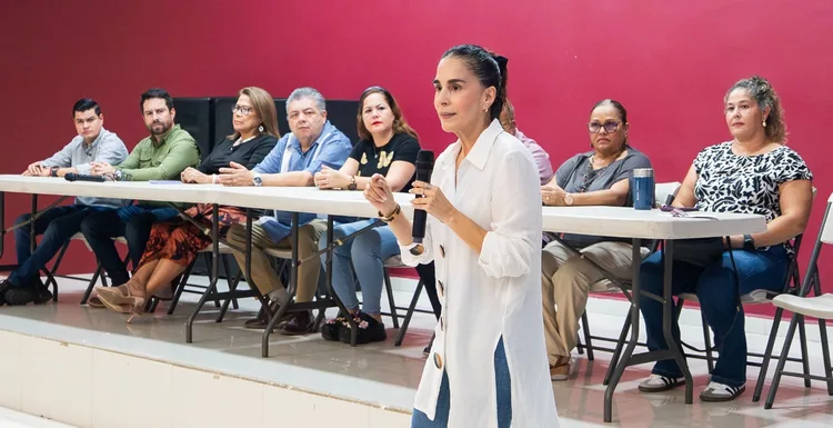 SEAPAL director Carlos Ruiz meets with residents of the Versalles neighborhood in Puerto Vallarta.