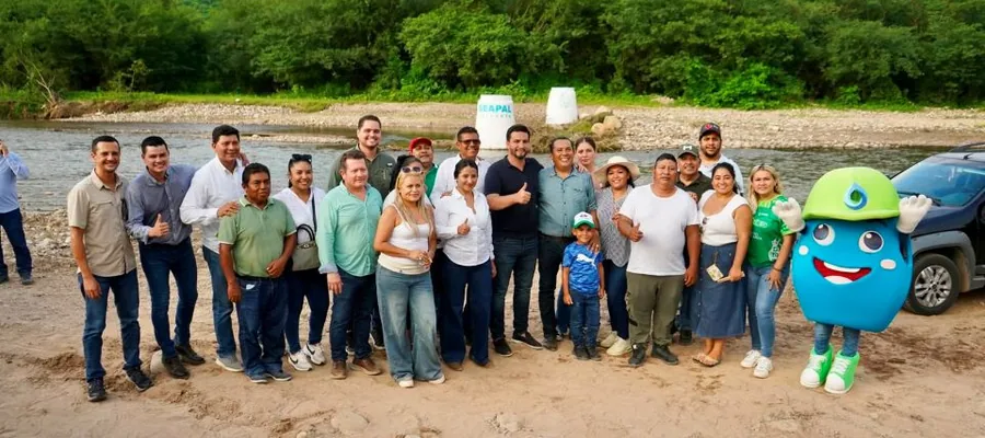 Tebelchía residents and officials gather beside the river after the new filtration gallery was inaugurated.