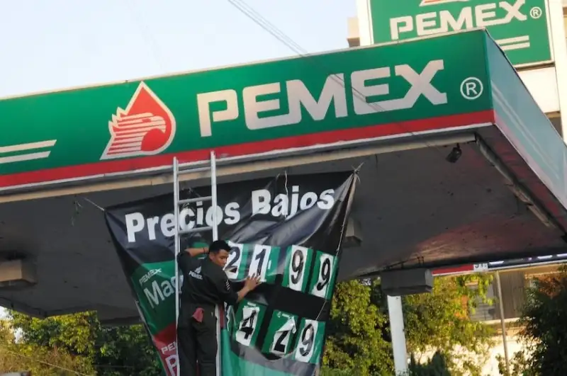 Cómo funciona el sistema de precios de los combustibles en México y por qué el gobierno puede limitar los precios.