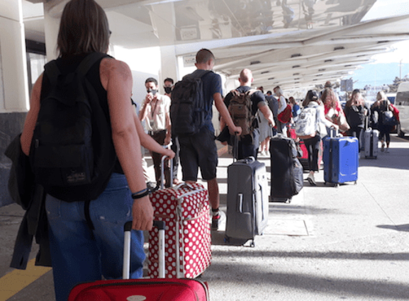 Con más llegadas de viajeros, el turismo se está recuperando gradualmente 