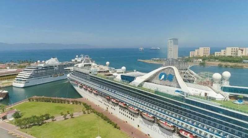 For humanitarian reasons, Puerto Vallarta received three cruises this morning.