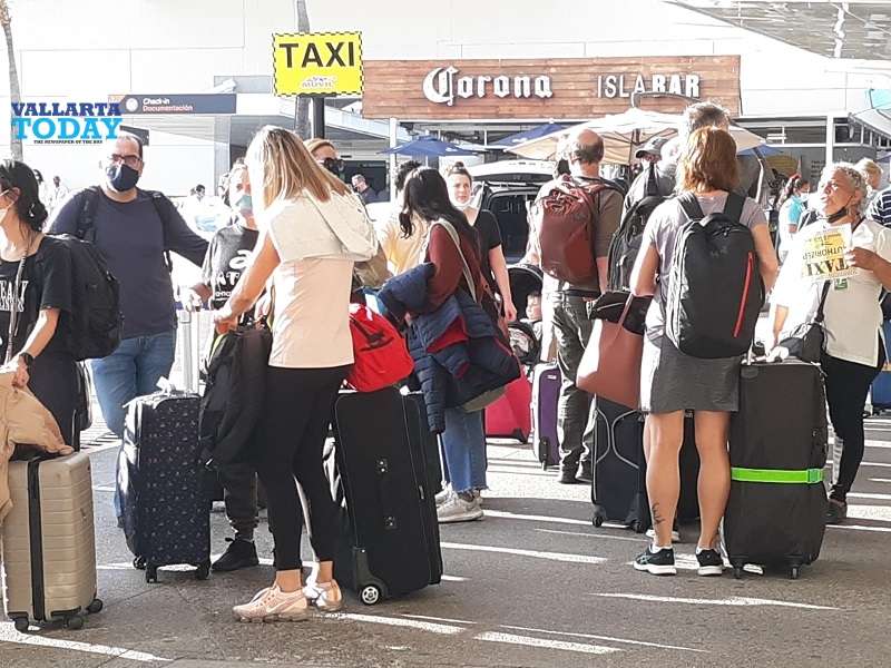 Cientos de turistas llegan al aeropuerto de Vallarta