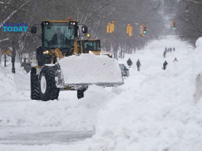 La policía militar hace cumplir la prohibición de conducir en Búfalo azotado por la nieve/AP