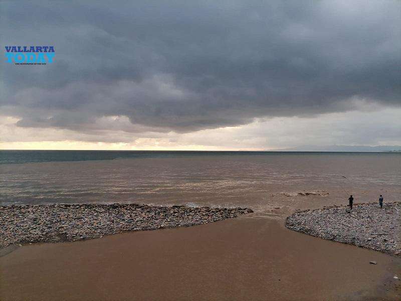 Agua de mar contaminada por agua de río.