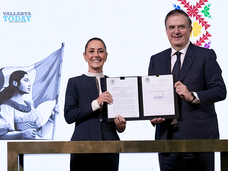 President Signs Important Decree For Industry And Commerce.