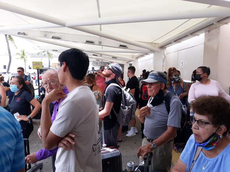 Turistas abrumados taxis en el aeropuerto