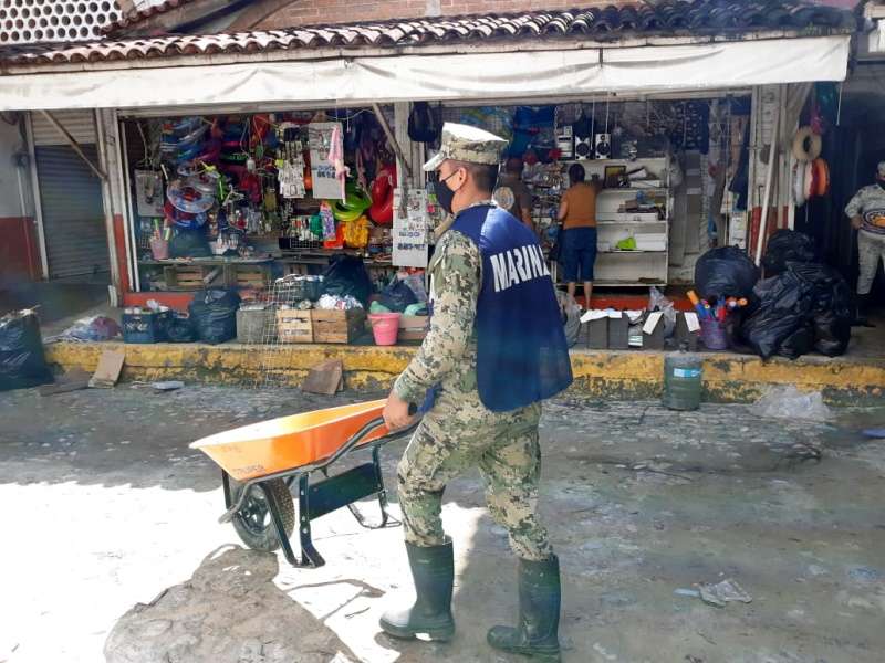 Personal naval unido a los esfuerzos de emergencia 