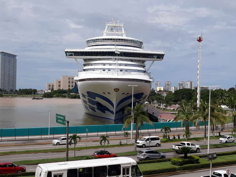 Crown Princess atrae la atención de los turistas