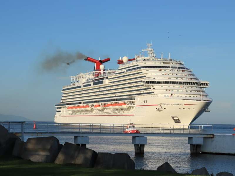 Panorama del carnaval al llegar al puerto atracando en el muelle uno
