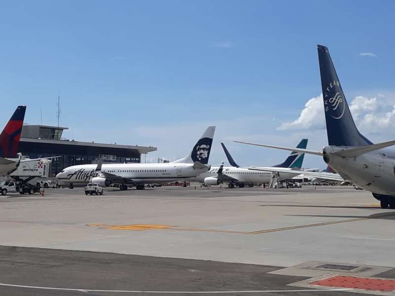 En dos horas llegan más de 30 aviones y miles de pasajeros