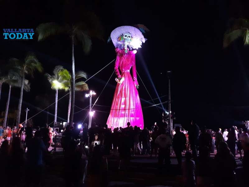 Catrina de 16 metros instalada en el malecón de Vallarta