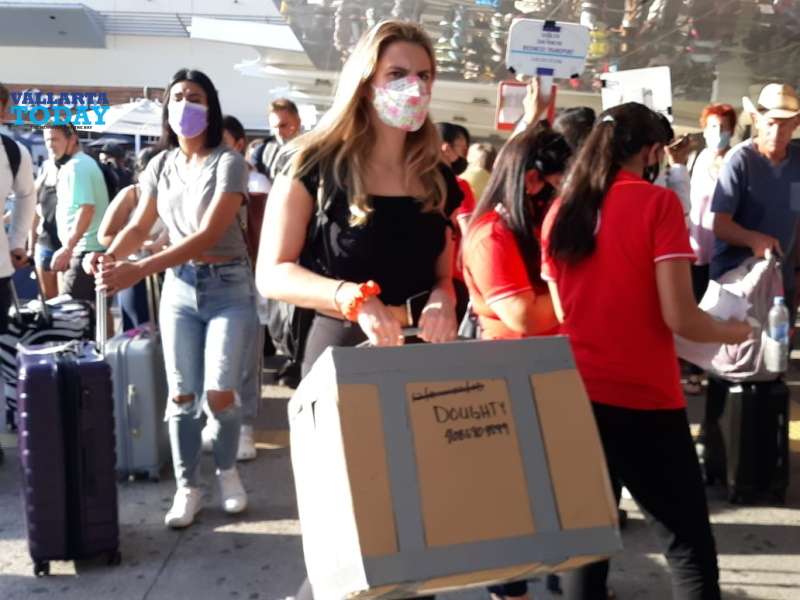 Avalancha de turistas llega al aeropuerto
