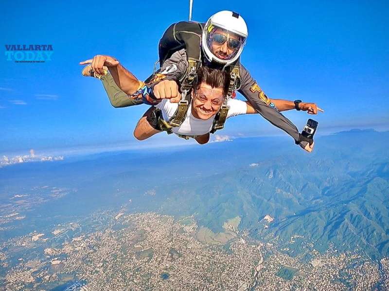 Skydivers Achieve Perfect Jump In Vallarta 