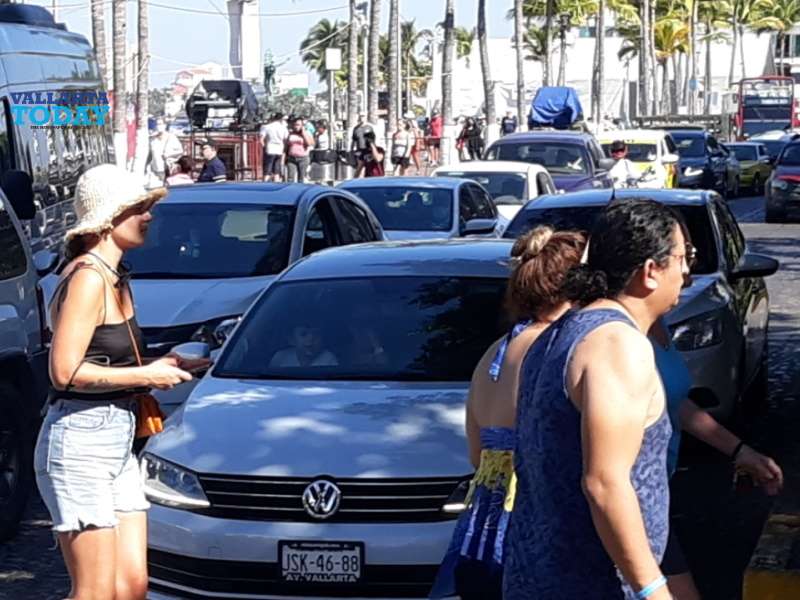 Largas filas de tráfico en la ciudad para llegar al centro 