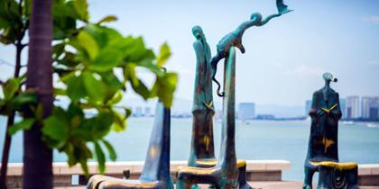 malecon sculpture tourfront